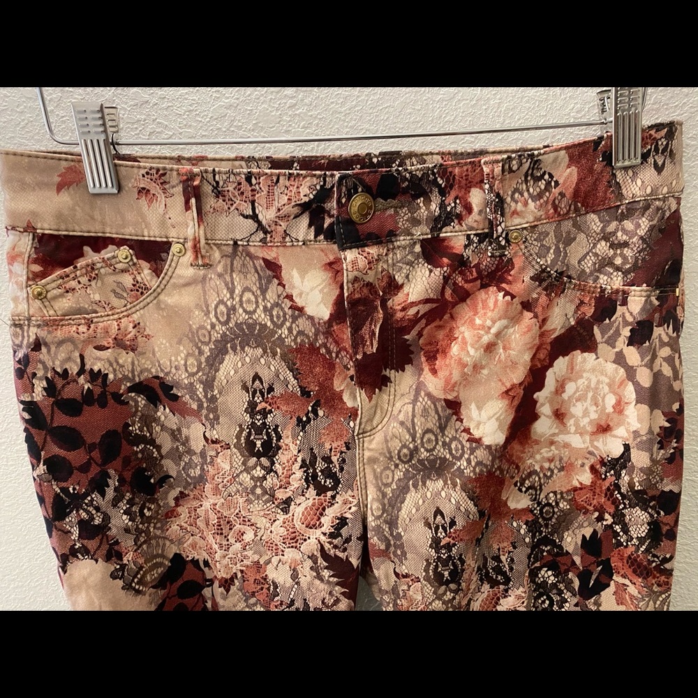 Chico’s Women’s size 0.5 (size 6 small) floral pants, excellent condition